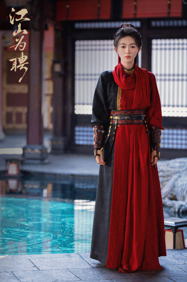 吴谨言身着一袭红衣化身侠女 扎高马尾英姿飒爽