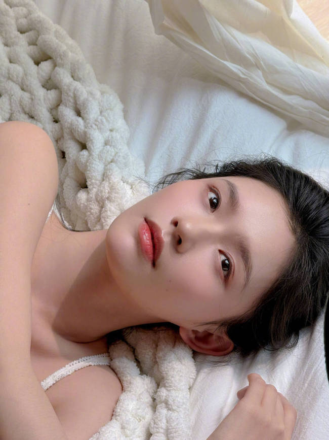 林允穿吊带又纯又欲 扎丸子头活力又俏皮
