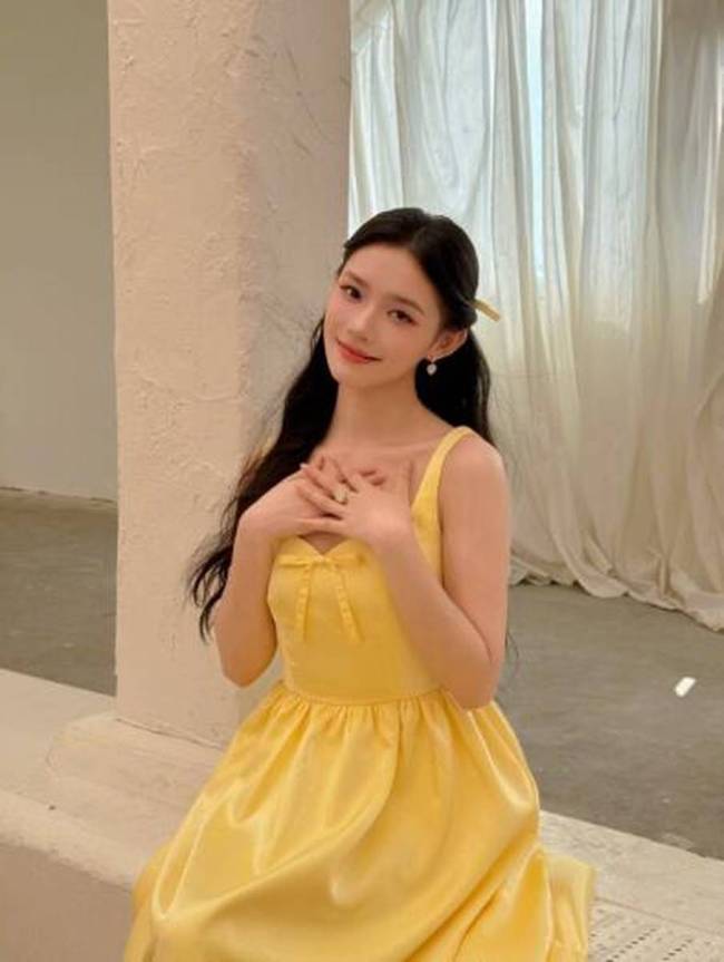 林允一袭黄色长裙明艳动人 莞尔一笑温婉端庄