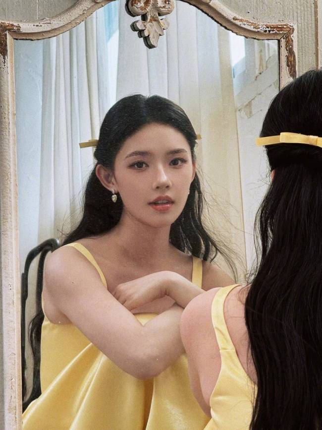 林允一袭黄色长裙明艳动人 莞尔一笑温婉端庄
