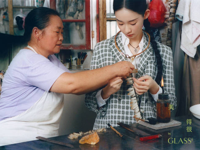 张艺凡麻花辫造型少女感十足 做手工状态认真