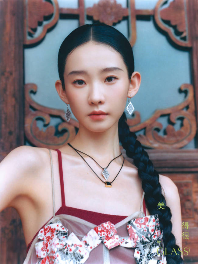 张艺凡麻花辫造型少女感十足 做手工状态认真