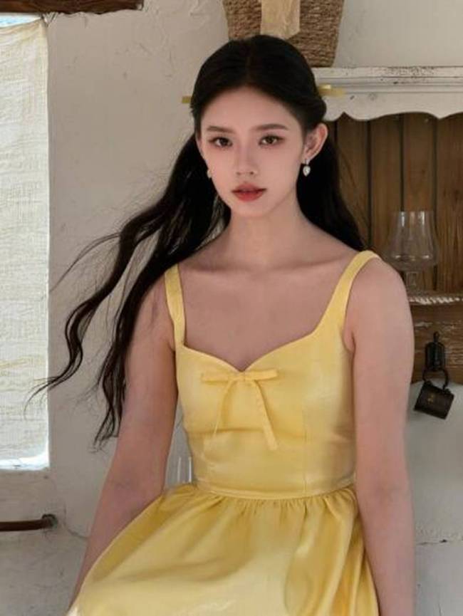 林允一袭黄色长裙明艳动人 莞尔一笑温婉端庄
