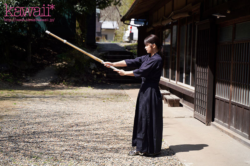 受到爷爷作品启蒙！丰满「剑道少女」从乡下跑来东京...沈溺拍片了