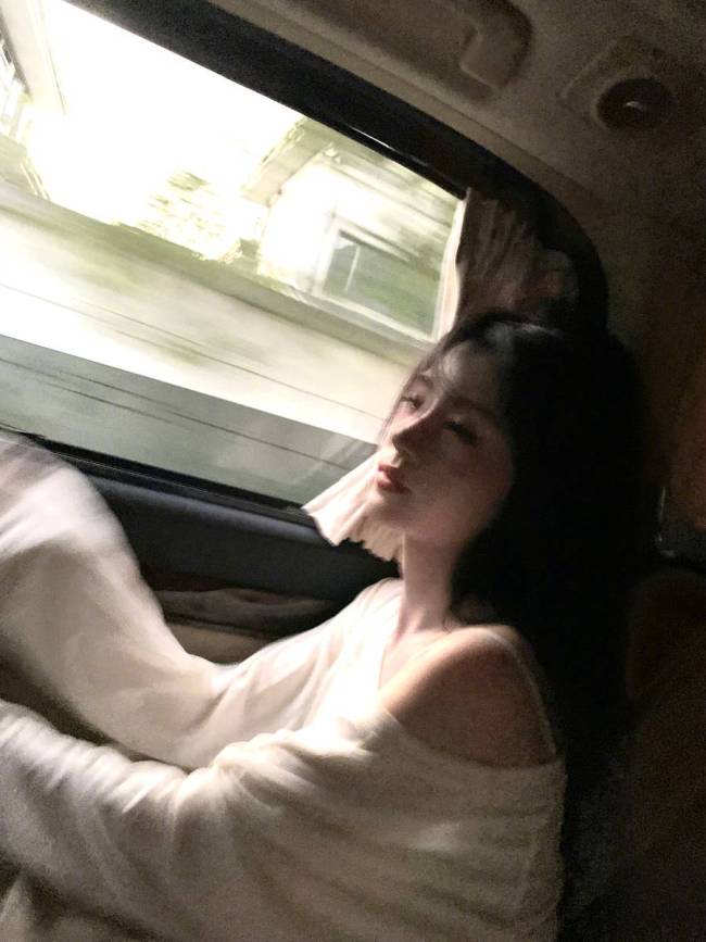 鞠婧祎晒车内美照氛围感拉满！露光滑香肩魅力十足