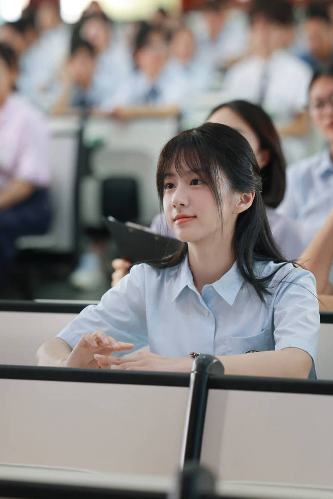 包上恩校服造型清纯明媚 眼神忧郁化身青春女主角