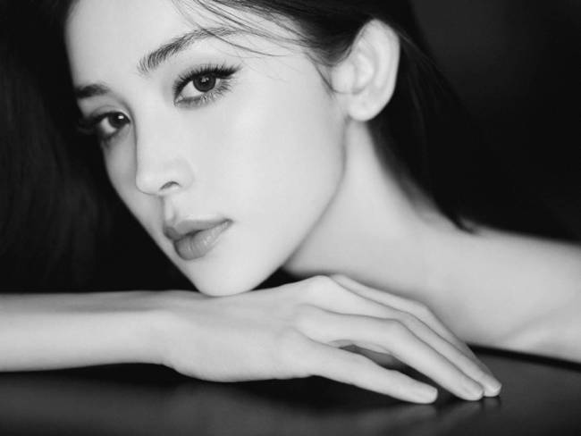 古力娜扎穿黑色抹胸裙妆容精致 气质高贵尽显优雅