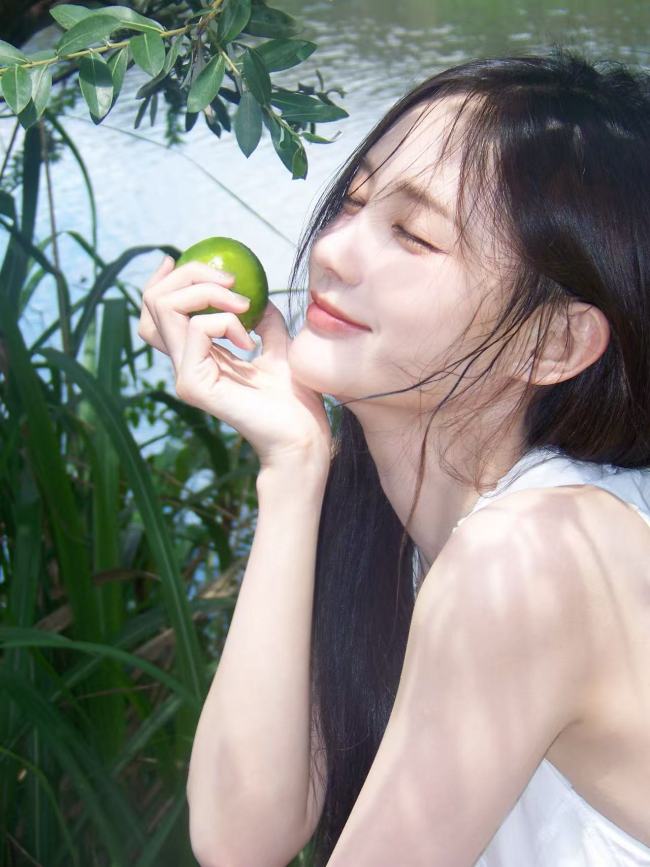 李一桐穿白色无袖上衣清新淡雅