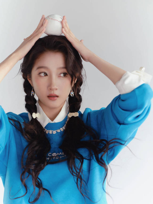 关晓彤蓝衣白裙青春元气！化身棒球少女活力十足