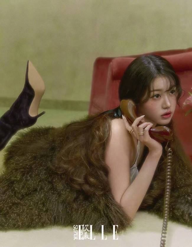 张元英穿复古长裙身形优雅 表情娇俏似油画中少女