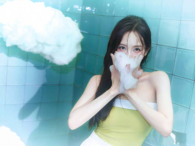 李一桐穿抹胸身材纤细窈窕 湿发造型又纯又欲