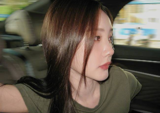 李一桐穿搭休闲坐车里搞怪自拍 笑眼弯弯超级治愈