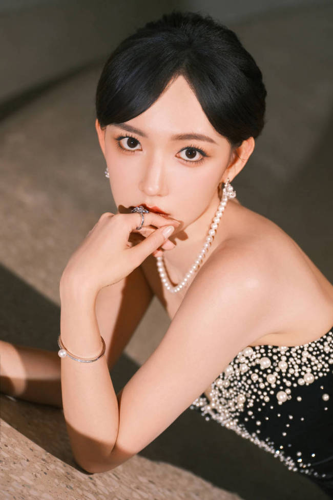 程潇抹胸裙海边回眸 性感慵懒宛如盛开的黑色玫瑰