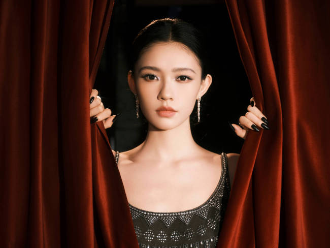 林允穿吊带裙气场全开 头戴薄纱造型别致好似女王