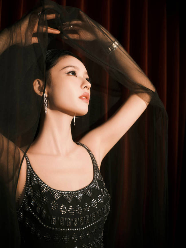 林允穿吊带裙气场全开 头戴薄纱造型别致好似女王