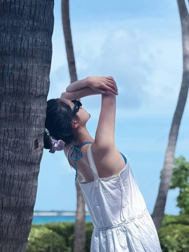 关晓彤INS更新海边度假美照 穿性感泳衣秀曲线身材