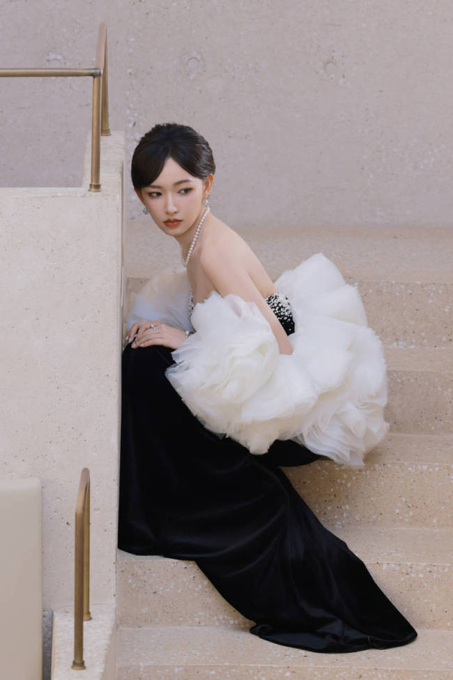 程潇抹胸裙海边回眸 性感慵懒宛如盛开的黑色玫瑰