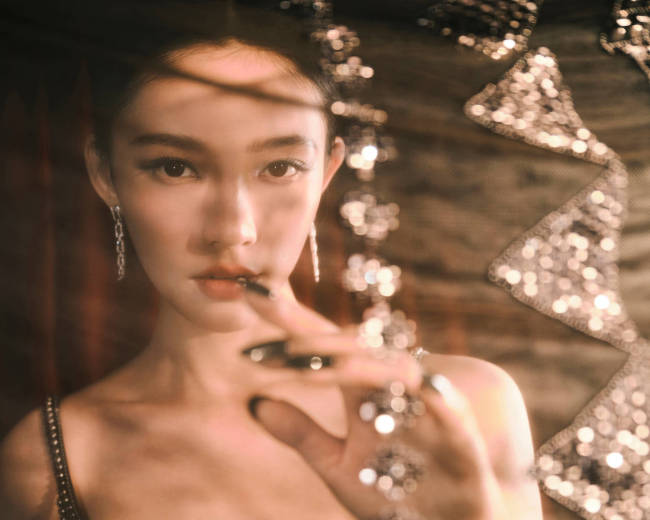 林允穿吊带裙气场全开 头戴薄纱造型别致好似女王