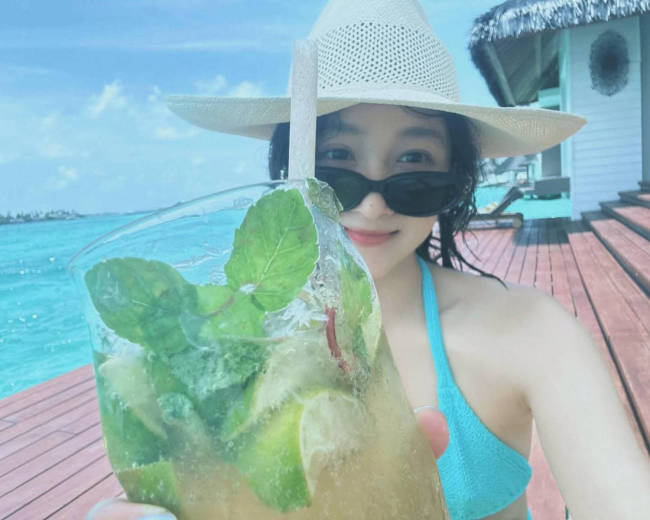 关晓彤INS更新海边度假美照 穿性感泳衣秀曲线身材