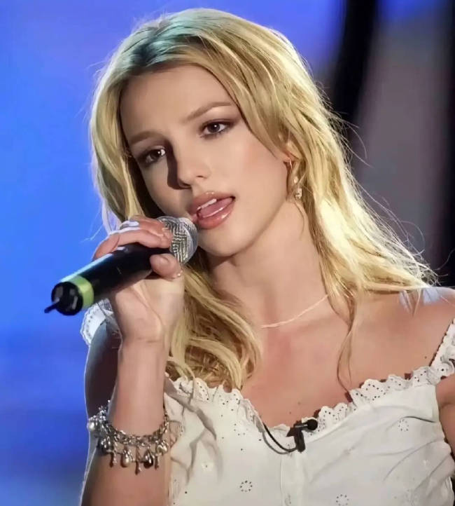 布兰妮被曝精神状态堪忧 家里都是狗大便