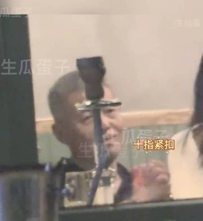 那英老公在酒吧与美女亲密依偎 十指紧扣坐车离开