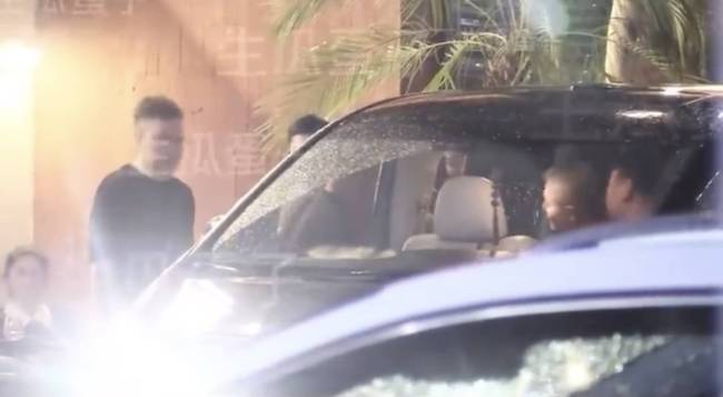 那英老公在酒吧与美女亲密依偎 十指紧扣坐车离开