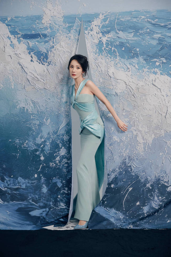 杨幂穿蓝丝绸礼裙气质优雅！宛若海浪女神美貌迷人