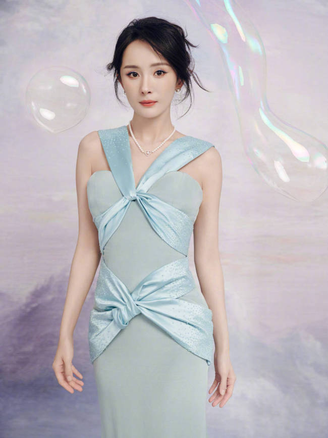 杨幂穿蓝丝绸礼裙气质优雅！宛若海浪女神美貌迷人