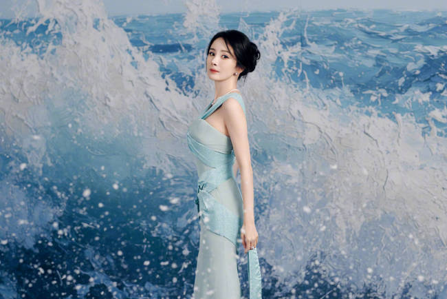 杨幂穿蓝丝绸礼裙气质优雅！宛若海浪女神美貌迷人