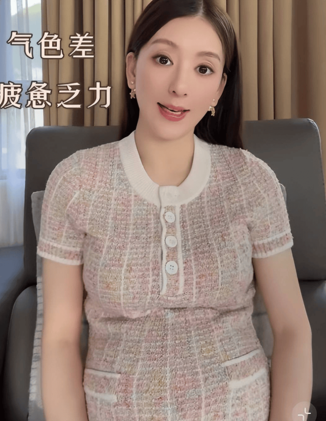 郭富城老婆方媛挺孕肚做瑜伽 四肢纤细状态俱佳