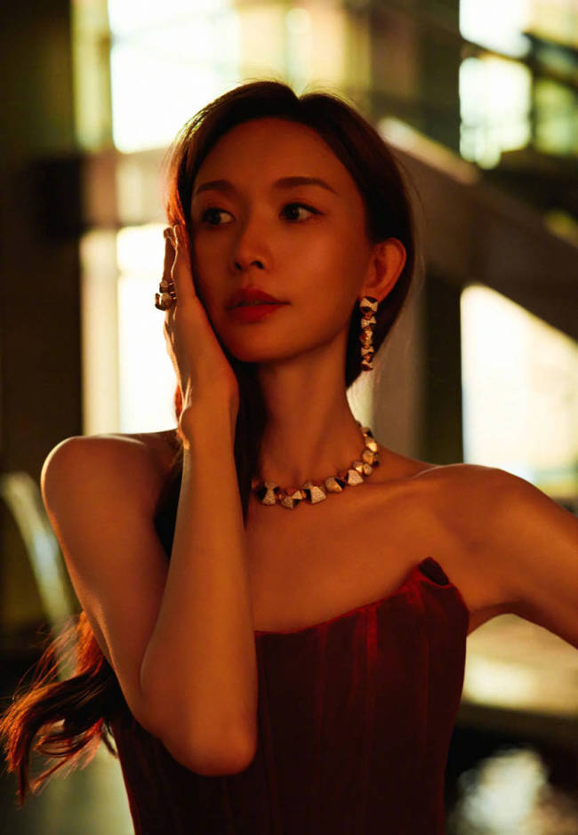 林志玲穿红丝绒抹胸裙明艳动人 肌肤雪白貌美如花
