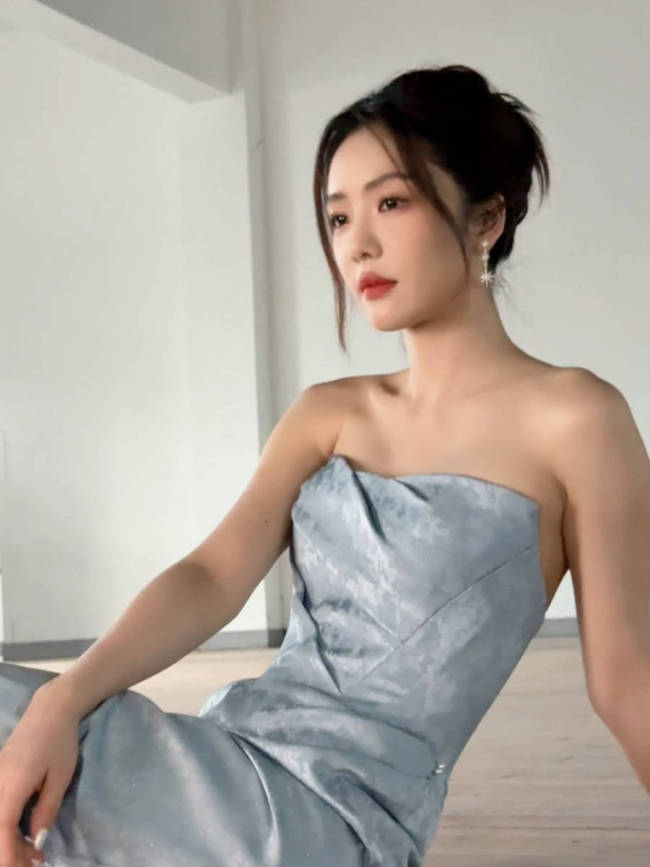 蔡文静穿蓝色抹胸礼服身姿曼妙 红唇吸睛笑容明媚