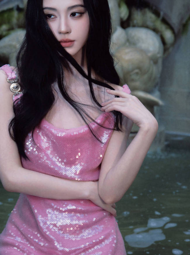 鞠婧祎穿粉色吊带裙身姿曼妙 侧身回眸妩媚动人