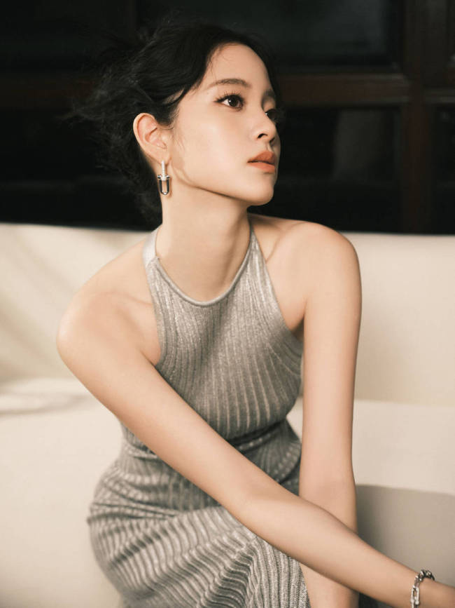 欧阳娜娜身穿露背裙勾勒曼妙身姿 大方展露好身材