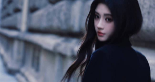 鞠婧祎穿粉色吊带裙身姿曼妙 侧身回眸妩媚动人