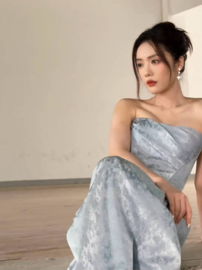蔡文静穿蓝色抹胸礼服身姿曼妙 红唇吸睛笑容明媚