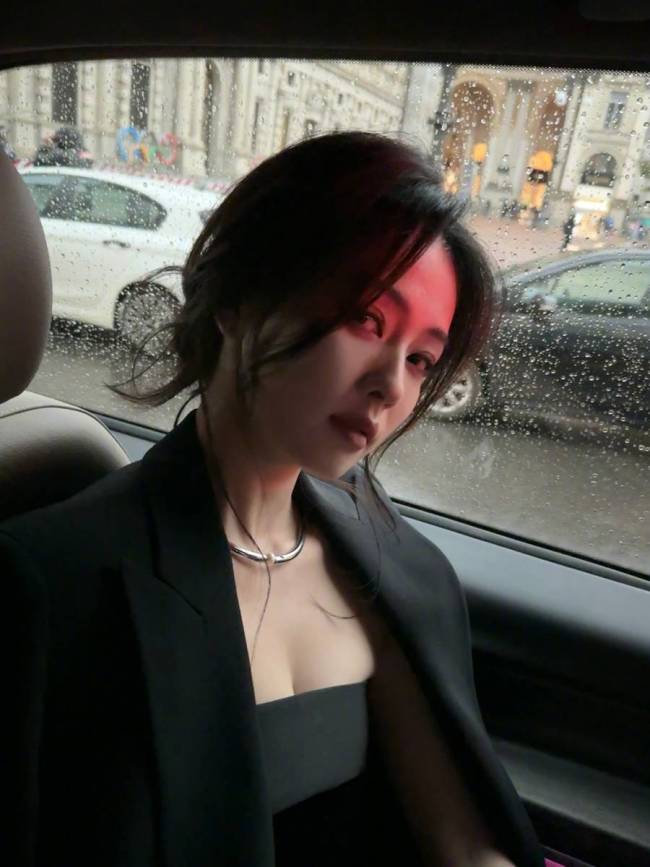 白鹿穿黑色抹胸礼服优雅端庄 车内自拍氛围感十足