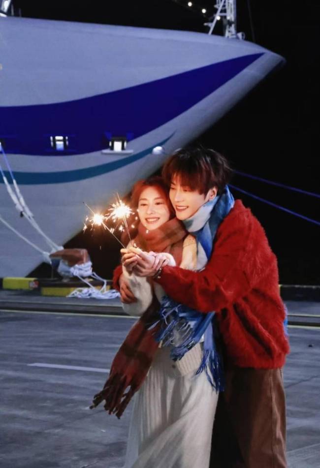 陆虎晒合照庆祝与嘘嘘10周年 烟花下亲吻好甜蜜