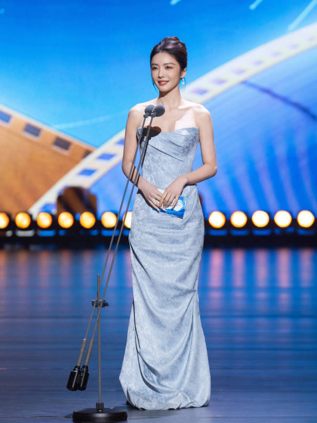 蔡文静穿蓝色抹胸礼服身姿曼妙 红唇吸睛笑容明媚