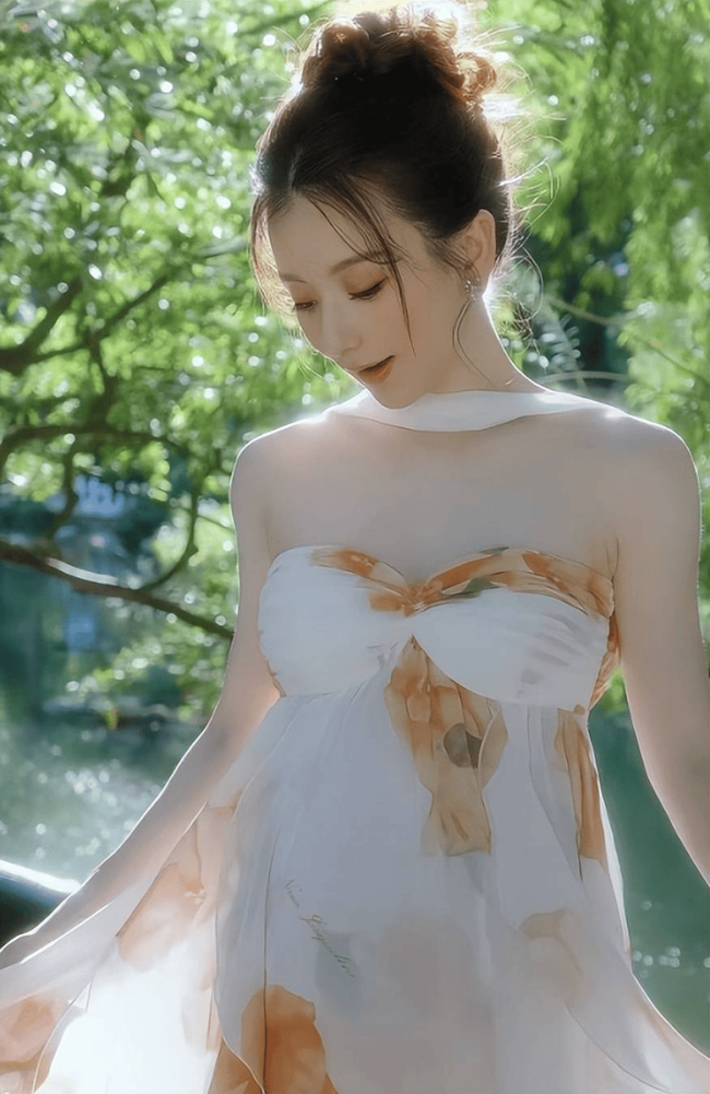郭富城老婆方媛挺孕肚做瑜伽 四肢纤细状态俱佳