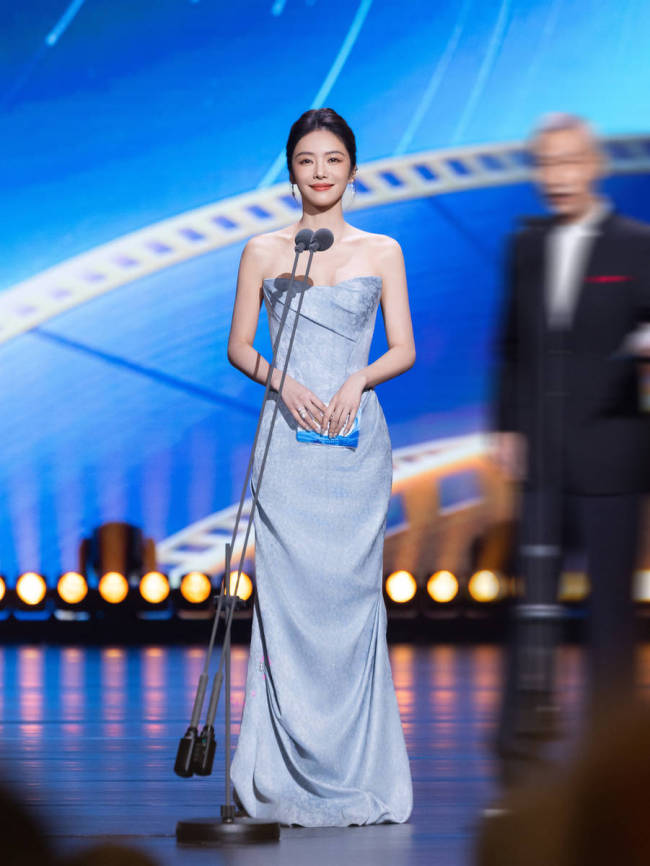 蔡文静穿蓝色抹胸礼服身姿曼妙 红唇吸睛笑容明媚