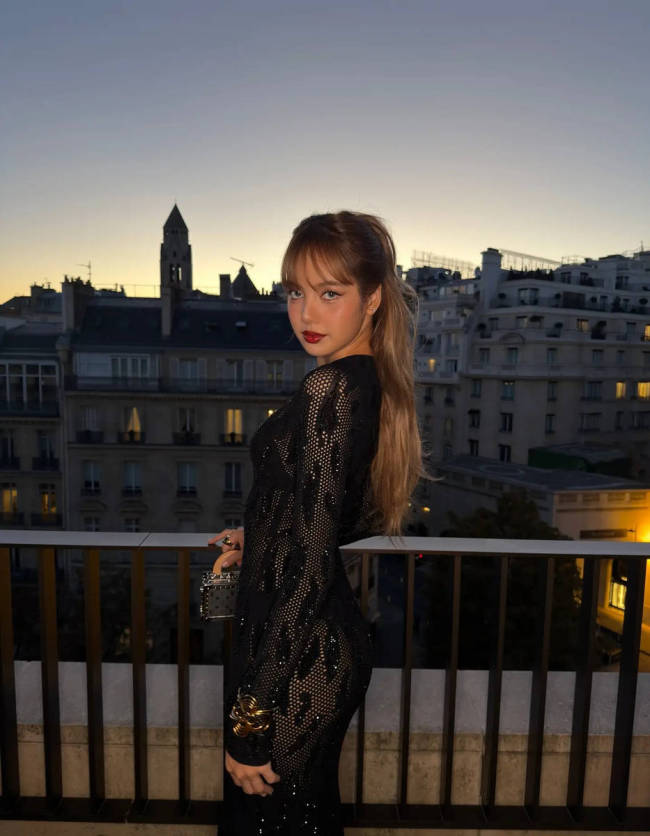 LISA穿蕾丝透视装火辣性感 身材凹凸有致曲线迷人
