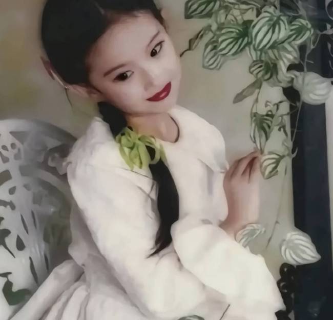 刘亦菲童年照流出 穿粉色公主裙梳麻花辫笑容甜美