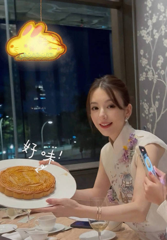郭富城妻子方媛晒中秋全家福 挺孕肚依然美丽