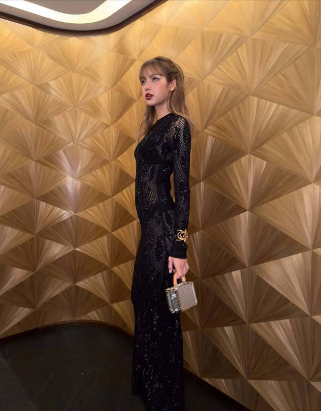 LISA穿蕾丝透视装火辣性感 身材凹凸有致曲线迷人
