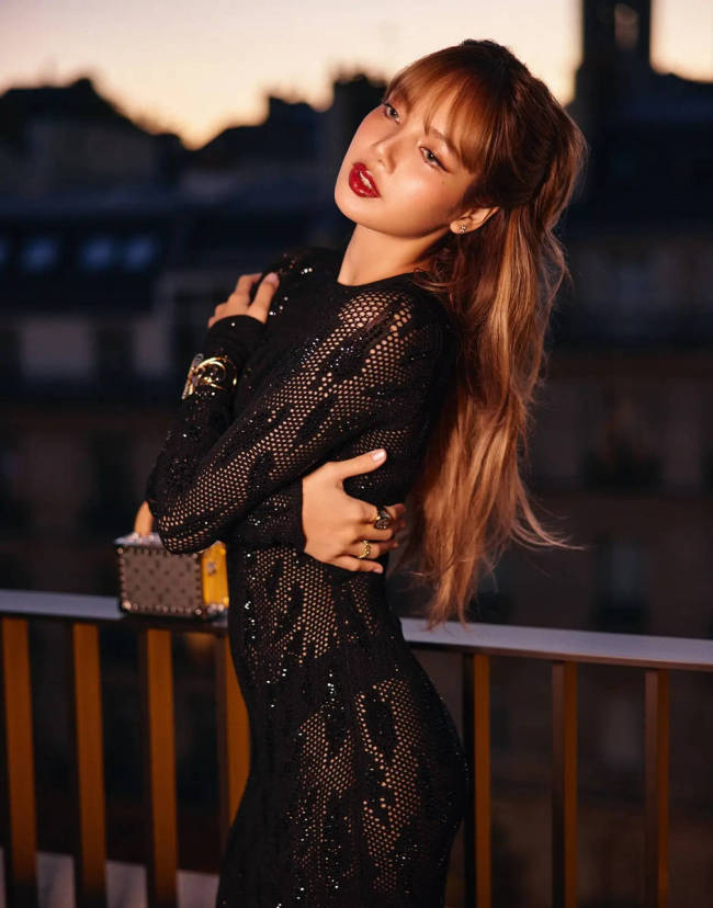 LISA穿蕾丝透视装火辣性感 身材凹凸有致曲线迷人