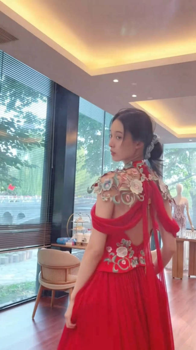 徐艺洋分享试穿婚纱花絮 十二套婚纱尽显优雅高贵