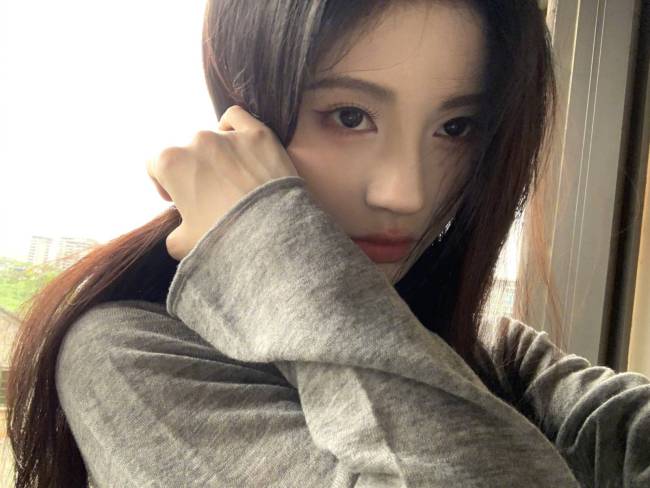 鞠婧祎晒日常随拍清纯温婉 回眸浅笑少女感十足