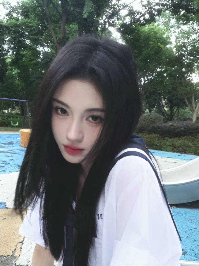 鞠婧祎晒日常随拍清纯温婉 回眸浅笑少女感十足