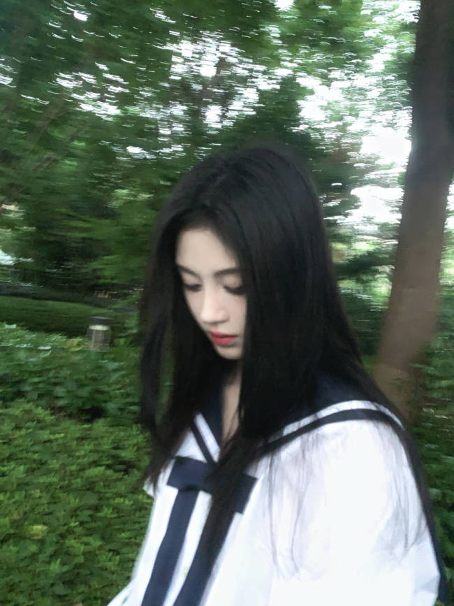 鞠婧祎晒日常随拍清纯温婉 回眸浅笑少女感十足